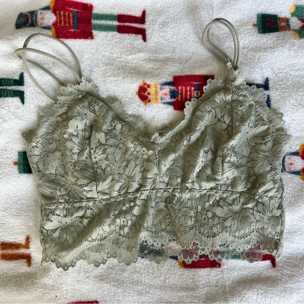 {SOLD}Green (M-L) NWOT Padless Lace Bralette
